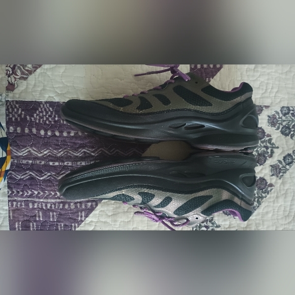 Ecco Biom Women's Sneakers Size US 9 EU 40 Black Purple Athletic Casual Shoes - Picture 10 of 12